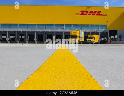 Ludwigsfelde, Germania. 17 Giugno 2020. Vista della nuova costruzione di un centro pacchi della Deutsche Post. Nello stesso giorno è stata completata la prima fase di costruzione con il completamento del guscio per il nuovo centro pacchi. In futuro, nel centro pacchi verranno smistati fino a 50,000 pacchi all'ora. Secondo la società, il terzo DHL 'mega pacchi center' in Germania e uno dei più moderni in Europa è stato costruito su circa 165,000 metri quadrati. Nella regione verranno creati più di 600 nuovi posti di lavoro. Credit: Patrick Pleul/dpa-Zentralbild/dpa/Alamy Live News Foto Stock