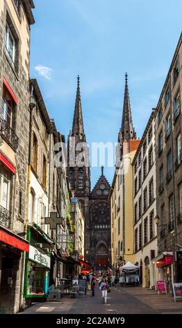 Vista della cattedrale Notre-Dame-de-l'Assomption lungo Rue des Gras. Clermont Ferrand, dipartimento Puy de Dome, Auvergne Rodano Alpi, Francia Foto Stock