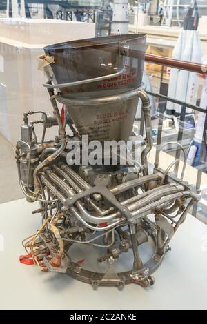 Mosca, Russia - 28 novembre 2018: Motore a razzo a propulsione liquida. Padiglione spaziale al VDNH. Museo moderno del cosmo russo exp Foto Stock