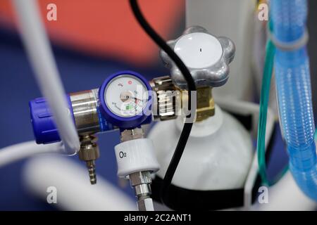 Misuratore di ossigeno da un ventilatore medico portatile. Foto Stock