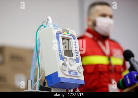 Bucarest, Romania - 10 giugno 2020: Un ventilatore medicale meccanico portatile Zoll in esposizione durante una conferenza stampa. Foto Stock