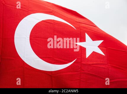 Bandiera della Turchia sventolare nel vento con altamente dettagliate texture di tessuto Foto Stock