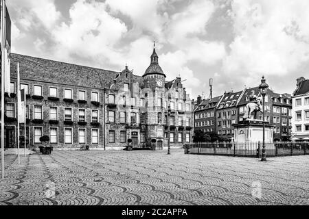 Dusseldorf, West Rhine Westfalia, Germania: La città vecchia, piazza del mercato, il municipio e la statua equestre di Jan Wellem (Johann Wilhelm II) Foto Stock