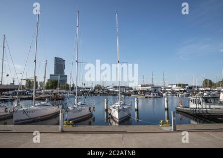 Gdynia, Polonia 09 maggio 2020; Yacht marina a Gdynia con il grattacielo Sea Towers sullo sfondo Foto Stock