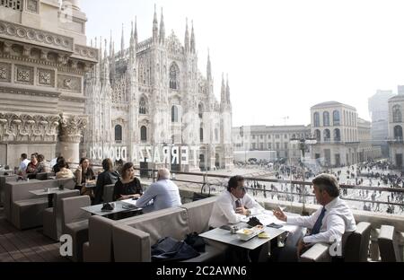 Ristorante con terrazza all'aperto in cima alla piazza del Duomo, con il Duomo sullo sfondo, nel centro di Milano. Foto Stock