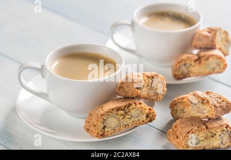 Due tazze di caffè con cantuccini Foto Stock