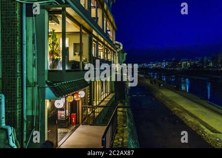 Scena urbana notturna di Kyoto, Giappone Foto Stock