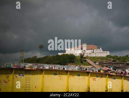 Vista esterna del castello di Elmina e della fortezza, Ghana Foto Stock