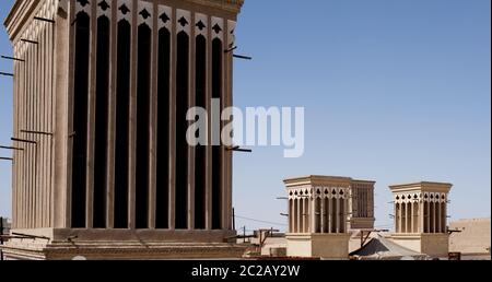 Torri eoliche, il tradizionale elemento architettonico persiano per creare ventilazione naturale negli edifici della città vecchia, Yazd, Iran. Foto Stock