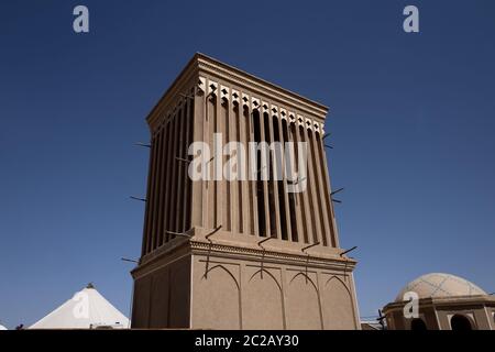 Torri eoliche, il tradizionale elemento architettonico persiano per creare ventilazione naturale negli edifici della città vecchia, Yazd, Iran. Foto Stock