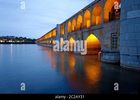 Luci notturne dorate sul ponte Khaju, a Isfahan, Iran. Foto Stock