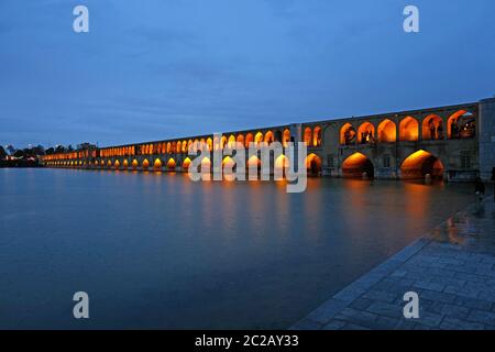 Luci notturne dorate sul ponte Khaju, a Isfahan, Iran. Foto Stock
