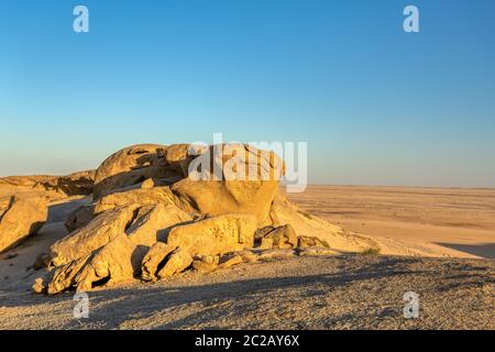 Formazione di roccia Vogelfederberg nel deserto del Namib, tramonto scena, paesaggio, Namibia, Africa deserto Foto Stock