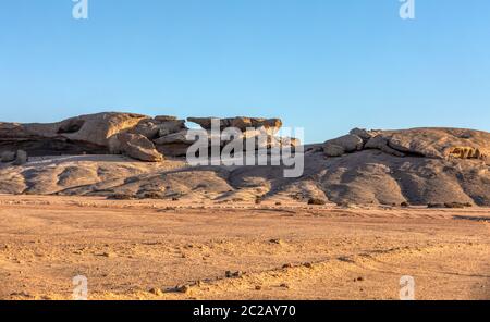 Formazione di roccia Vogelfederberg nel deserto del Namib, tramonto scena, paesaggio, Namibia, Africa deserto Foto Stock