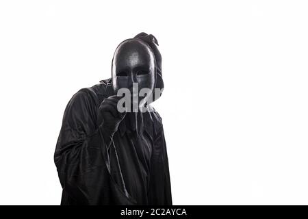 Scary figura in incappucciati mantello con maschera in mano isolati su sfondo bianco Foto Stock