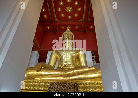 Seduto la statua del Buddha d'oro, all'interno di un tempio dell'antica capitale tailandese, ad Ayutthaya. Foto Stock