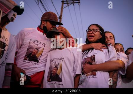 16 giugno 2020, Brasile, São Paolo: I parenti di Guilherme Silva Guedes, che sono morti domenica, gridano durante una protesta. I parenti di 15 anni accusano la polizia militare della morte. Foto: Lincon Zarbietti/dpa Foto Stock