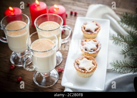 Bicchieri di eggnog con torte di tris Foto Stock