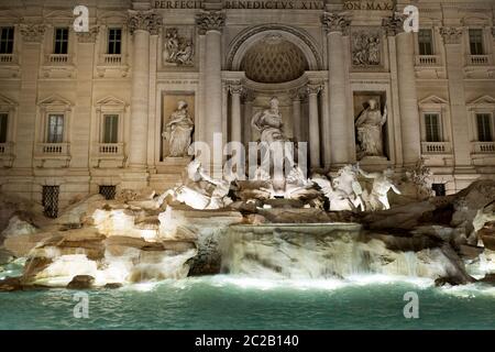 La fontana di Trevi di notte, a Roma. Foto Stock
