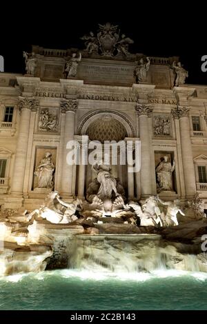 La fontana di Trevi di notte, a Roma. Foto Stock