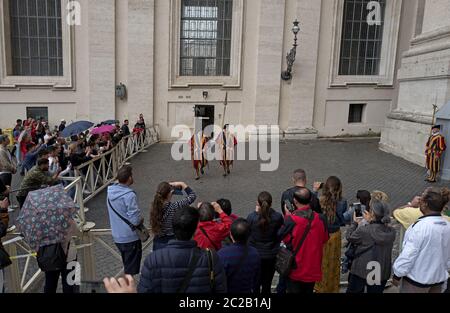 Vaticano le guardie svizzere durante il cambio delle guardie, a Roma, Italia. Foto Stock