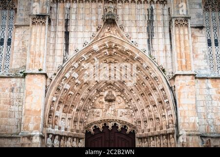 Batalha, Portogallo - 13 Aprile 2019: dettagli architettonici del monastero di Santa Maria da Vitoria noto come il Monastero di Batalha su una giornata di primavera. Nazioni Unite Foto Stock