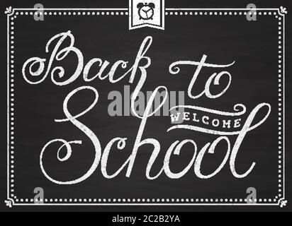 Benvenuti a scuola! Banner con scritta a mano sulla lavagna. Carta tipografica trendy. Illustrazione vettoriale. Illustrazione Vettoriale