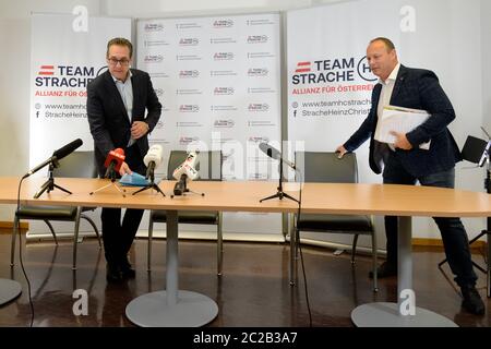 Vienna, Austria. 17 giugno 2020. Conferenza stampa "Team HC Strache-Alliances for Austria" sugli attuali sviluppi politici in Austria. La foto mostra il Presidente federale Heinz Christian Strache (L) e il Segretario generale Christian Höbart (R). Credit: Francesco PERC / Alamy Live News Foto Stock