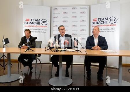 Vienna, Austria. 17 giugno 2020. Conferenza stampa "Team HC Strache-Alliances for Austria" sugli attuali sviluppi politici in Austria. Nella foto sono riportati Dietrich Kops (L) , il Presidente Federale Heinz Christian Strache (centro) e il Segretario Generale Christian Höbart (R). Credit: Francesco PERC / Alamy Live News Foto Stock