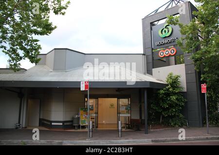 Nella foto è raffigurato il negozio Woolworths a Grosvenor Street, Neutral Bay. Foto Stock