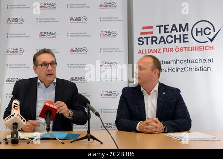 Vienna, Austria. 17 giugno 2020. Conferenza stampa "Team HC Strache-Alliances for Austria" sugli attuali sviluppi politici in Austria. La foto mostra il Presidente federale Heinz Christian Strache (L) e il Segretario generale Christian Höbart (R). Credit: Francesco PERC / Alamy Live News Foto Stock