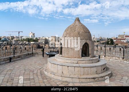 La cupola, al centro del tetto della Chiesa del Santo Sepolcro, accoglie la luce della cripta di Sant'Elena e della cupola del Monastero etiopico di Gerusalemme Foto Stock