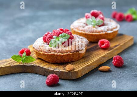 Deliziose mini crostate di lamponi (tartine). Foto Stock