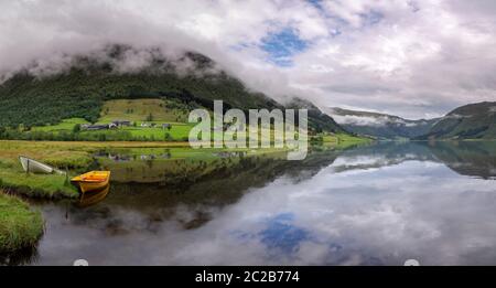 Vista panoramica sul lago Dalavatnet vicino alla cittadina norvegese di Sogndal in una giornata limpida e frizzante Foto Stock