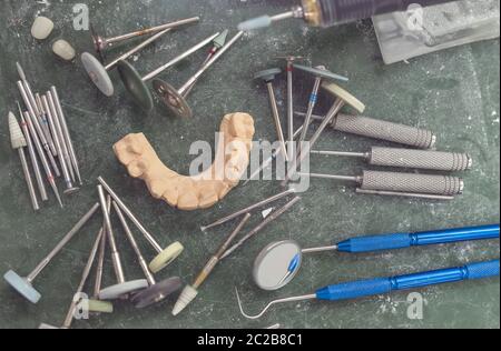 Dente artificiale che viene svolto da una protesi dentaria specialista. Foto Stock