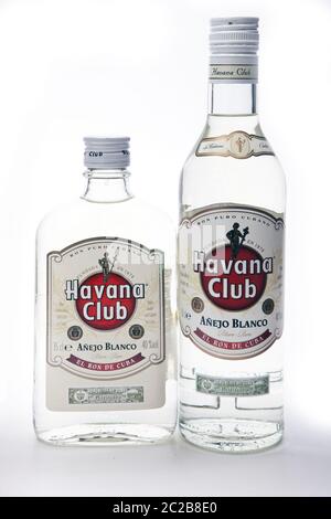 Bottiglie di diverse dimensioni e forme con rum bianco "Havana Club", prodotte a Cuba Foto Stock