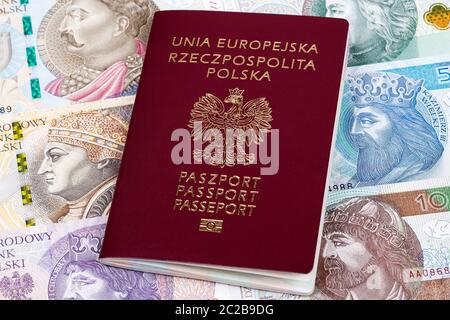 Passaporto polacco su uno sfondo di banconote Foto Stock
