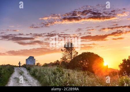 Tranquillo sentiero per passeggiate lungo la catena montuosa Serra do Louro, Parco Naturale Arrabida. Palmela, Portogallo Foto Stock