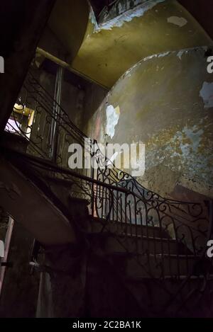 Scalinata derelict all'interno di un edificio a rampicello, Centro storico, l'Avana Vieja, l'Avana, Cuba Foto Stock