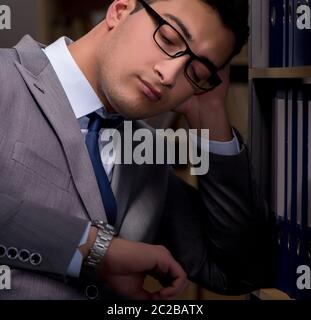 Imprenditore quasi addormentarsi lavora fino a tardi ore nell'offi Foto Stock