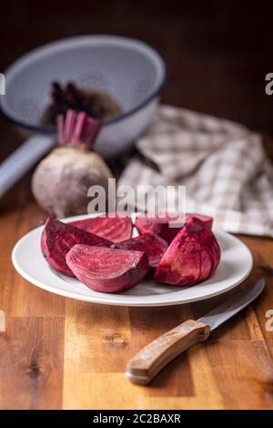 Gustose materie barbabietole. La barbabietola rossa affettata sulla piastra. Foto Stock