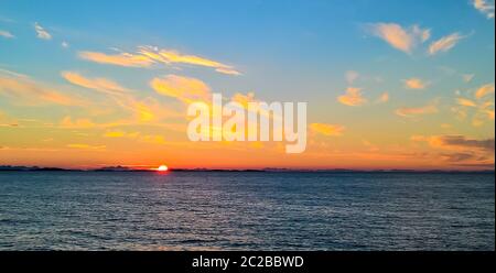 Tramonto e alba sul mare e arcipelfgo Lofoten dal traghetto Moskenes - Bodo, Norvegia Foto Stock