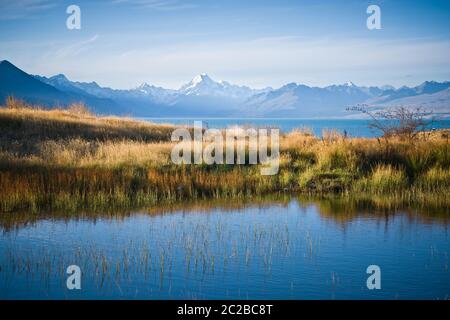 Monte Cook visibile in lontananza attraverso il Lago Pukaki, Nuova Zelanda. Foto Stock