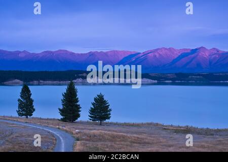 Luce all'alba sulle colline lungo le rive del lago Pukaki, Nuova Zelanda. Foto Stock