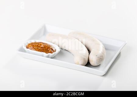 Bavarese di salsiccia bianca su una piastra Foto Stock