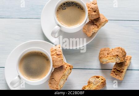 Due tazze di caffè con cantuccini Foto Stock