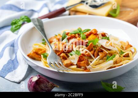 Linguine con fried wild i finferli. Foto Stock