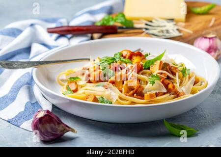 Linguine con fried wild i finferli. Foto Stock