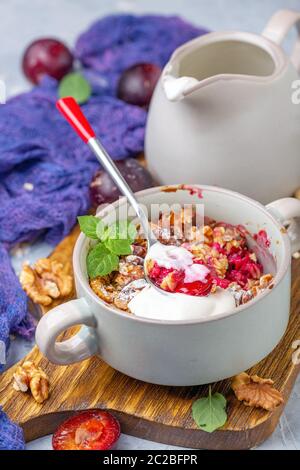 Crumble di prugna di amarena per una colazione sana. Foto Stock