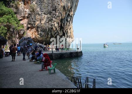 Khao Phing Kan, Thailandia. 01 Marzo 2020. Solo pochi turisti e barche sono sull'isola di Khao Phing Kan. Anche prima del blocco indotto dalla corona in Thailandia, ci erano pochi turisti sul posto. L'isola appartiene al Parco Nazionale Ao Phang-nga. L'isola e la roccia offshore Khao Ta-pu è diventata famosa in tutto il mondo come Isola di James Bond o James Bond Rock. Nel 1974 Roger Moore sbarcò come agente segreto della sua maestosità nel film "l'uomo con la pistola d'oro" di fronte all'impressionante scenario dell'isola. Credit: Alexandra Schuler/dpa/Alamy Live News Foto Stock